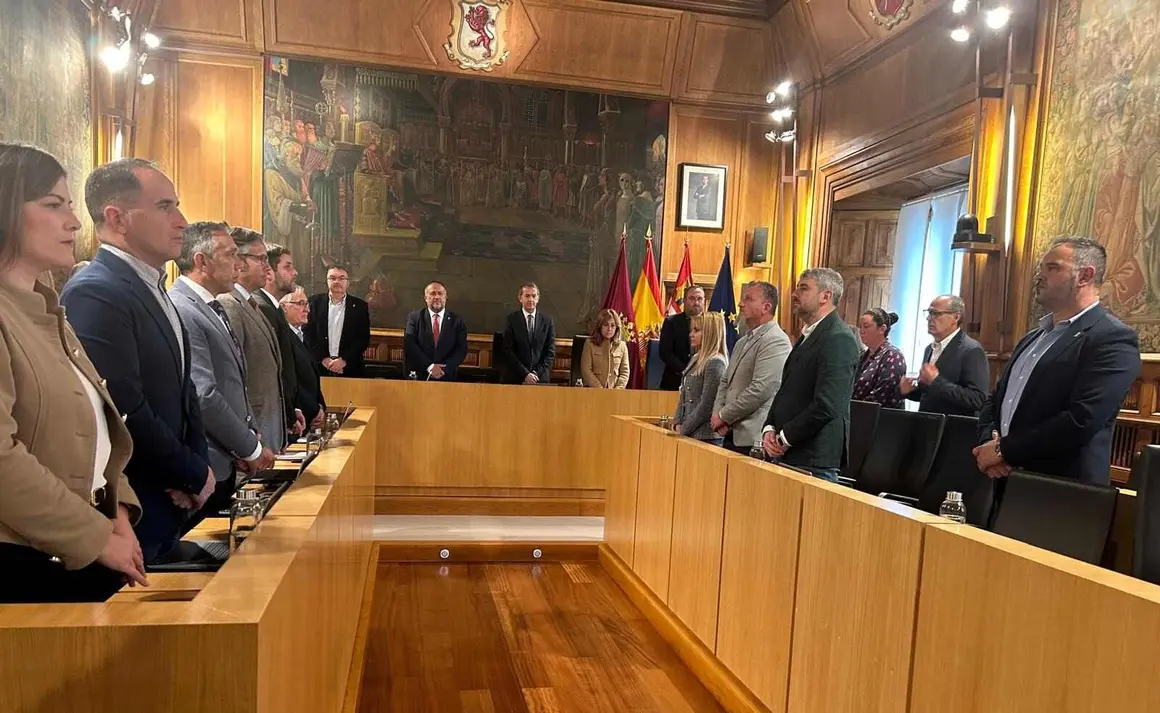 El pleno ordinario del mes de octubre de la Diputación de León comenzó este miércoles con un minuto de silencio y un aplauso en memoria de las víctimas de la DANA de Valencia, coincidiendo con el primer aniversario de la tragedia. Fotos: Dipuleon
