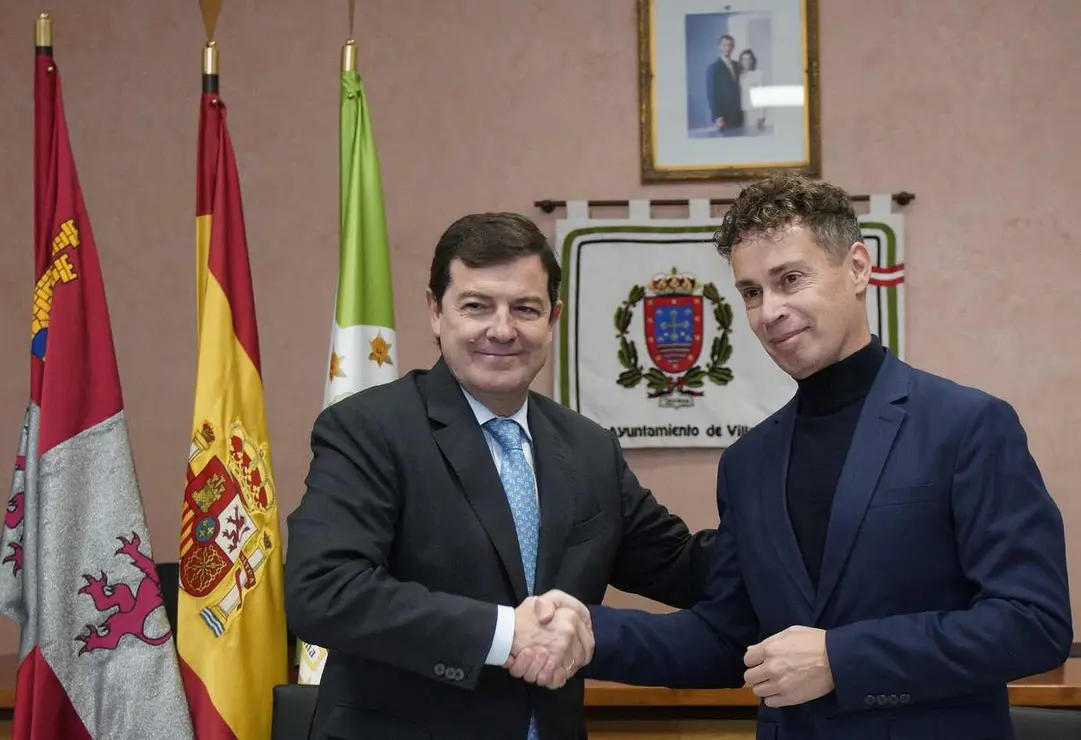 El presidente de la Junta de Castilla y León, Alfonso Fernández Mañueco (I), junto al alcalde de Villablino (León), Mario Rivas (D), durante la firma del protocolo para el desarrollo de un nuevo sector industrial