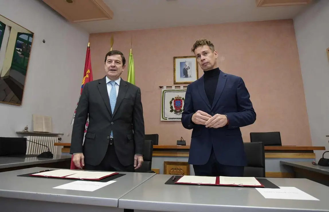El presidente de la Junta de Castilla y León, Alfonso Fernández Mañueco (I), junto al alcalde de Villablino (León), Mario Rivas (D), durante la firma del protocolo para el desarrollo de un nuevo sector industrial