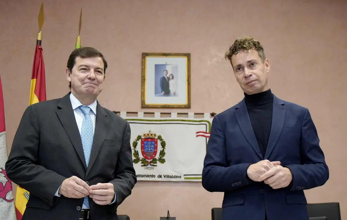 El presidente de la Junta de Castilla y León, Alfonso Fernández Mañueco, junto al alcalde de Villablino, Mario Rivas, durante la firma del protocolo para el desarrollo de un nuevo sector industrial. Fotos: César Sánchez