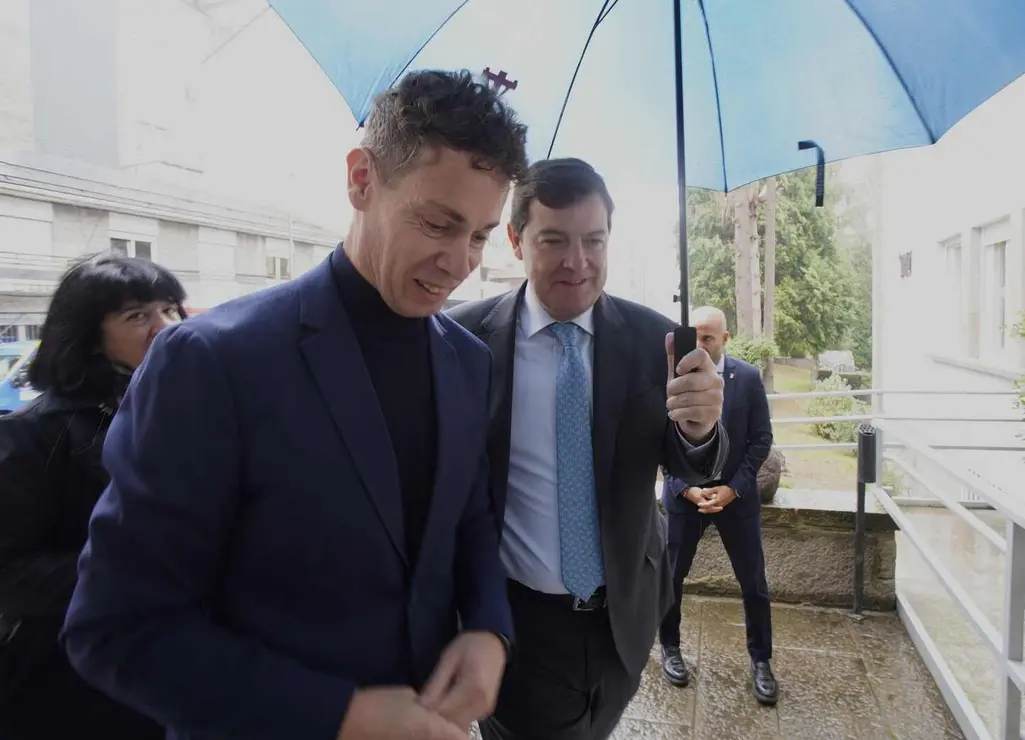 El presidente de la Junta de Castilla y León, Alfonso Fernández Mañueco (I), junto al alcalde de Villablino (León), Mario Rivas (D), durante la firma del protocolo para el desarrollo de un nuevo sector industrial