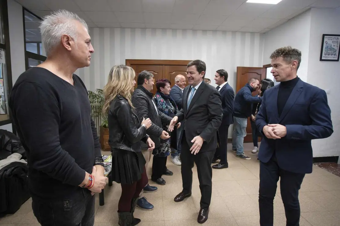 El presidente de la Junta de Castilla y León, Alfonso Fernández Mañueco (I), junto al alcalde de Villablino (León), Mario Rivas (D), durante la firma del protocolo para el desarrollo de un nuevo sector industrial