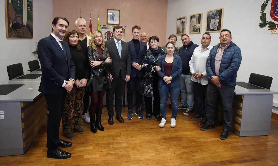 El presidente de la Junta de Castilla y León, Alfonso Fernández Mañueco (I), junto al alcalde de Villablino (León), Mario Rivas (D), durante la firma del protocolo para el desarrollo de un nuevo sector industrial