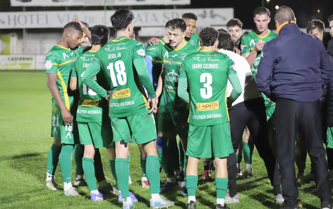 El conjunto maragato firma un partido memorable en La Eragudina, iguala en el 90 con un golazo de Adri Álvarez y se despide de la Copa del Rey tras una agónica tanda de penaltis en la que el héroe del encuentro falló el lanzamiento decisivo. Fotos: Isaac Llamazares