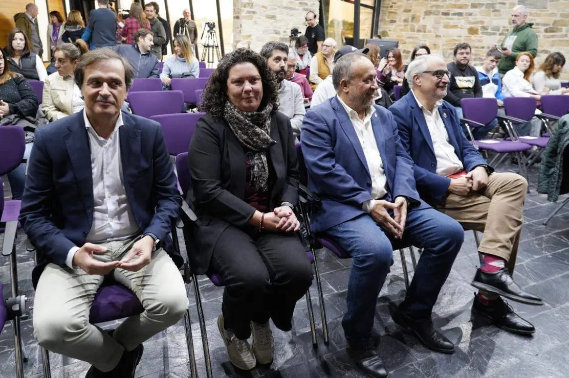La alcaldesa de Cacabelos, Irene González, junto al presidente de la Diputación de León, Gerardo Álvarez Courel, y el presidente del Consejo Comarcal del Bierzo, Olegario Ramón, este jueves durante la inauguración de la jornada ‘El Bierzo que viene’ del Banco de Tierras del Consejo Comarcal del Bierzo. Foto: César Sánchez.