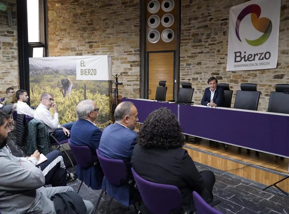 La alcaldesa de Cacabelos, Irene González, junto al presidente de la Diputación de León, Gerardo Álvarez Courel, y el presidente del Consejo Comarcal del Bierzo, Olegario Ramón, este jueves durante la inauguración de la jornada ‘El Bierzo que viene’ del Banco de Tierras del Consejo Comarcal del Bierzo. Foto: César Sánchez.