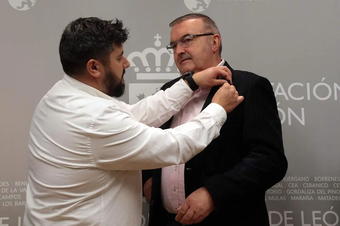 El vicepresidente de la Diputación de León, Roberto Aller, acompaña a los representantes de la Sociedad Micológica San Jorge en la presentación de la 51 Semana Micológica. Foto: Peio García