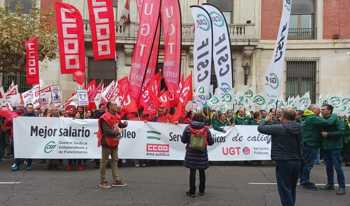 Decenas de empleados públicos se concentraron este jueves a las 12 del mediodía ante la Subdelegación del Gobierno en León, dentro de una movilización convocada simultáneamente en toda España por los sindicatos UGT, CCOO y CSIF.