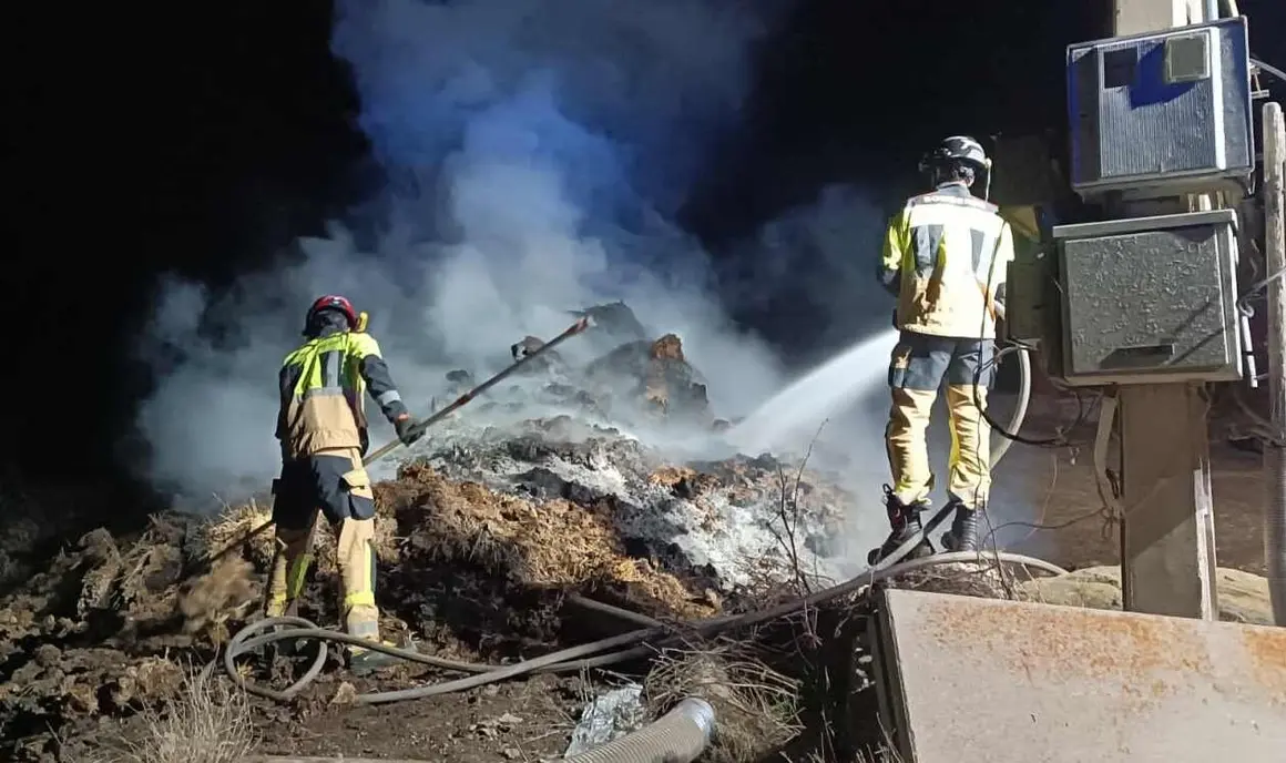 Una procesadora de maleza quedó completamente calcinada en Carande y un segundo fuego afectó a una zona del polígono industrial de Riaño.