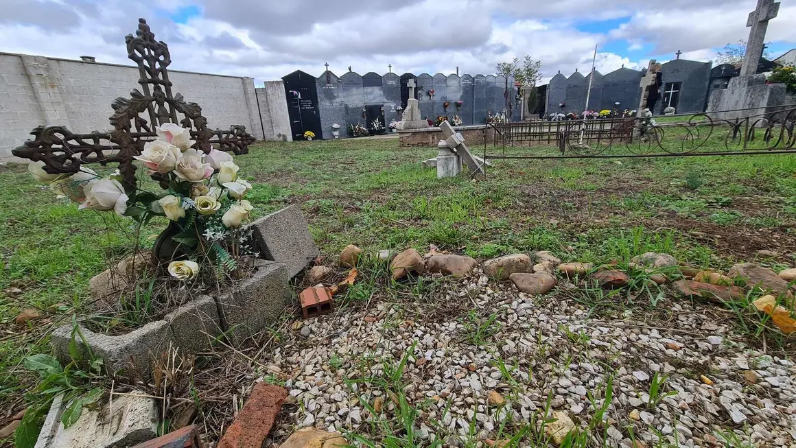 Mientras los grandes cementerios de la capital se llenan de flores y visitas, los camposantos del alfoz y los pueblos leoneses guardan tumbas olvidadas, lápidas borradas por el tiempo y cuerpos que aún reposan bajo tierra. Allí también habita la memoria.