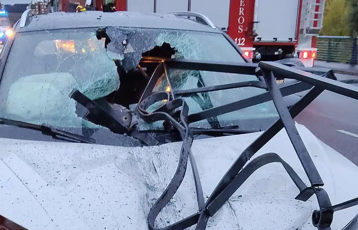 El reloj marcaba las siete de la mañana de este sábado cuando un vehículo se estrelló contra el vallado metálico que separa los carriles de la Avenida Fernández Ladreda, a la altura del estadio Reino de León. El impacto fue tan violento que la valla atravesó completamente el frontal del coche, fracturó el parabrisas y se introdujo en el interior del habitáculo. Fotos: Bomberos León