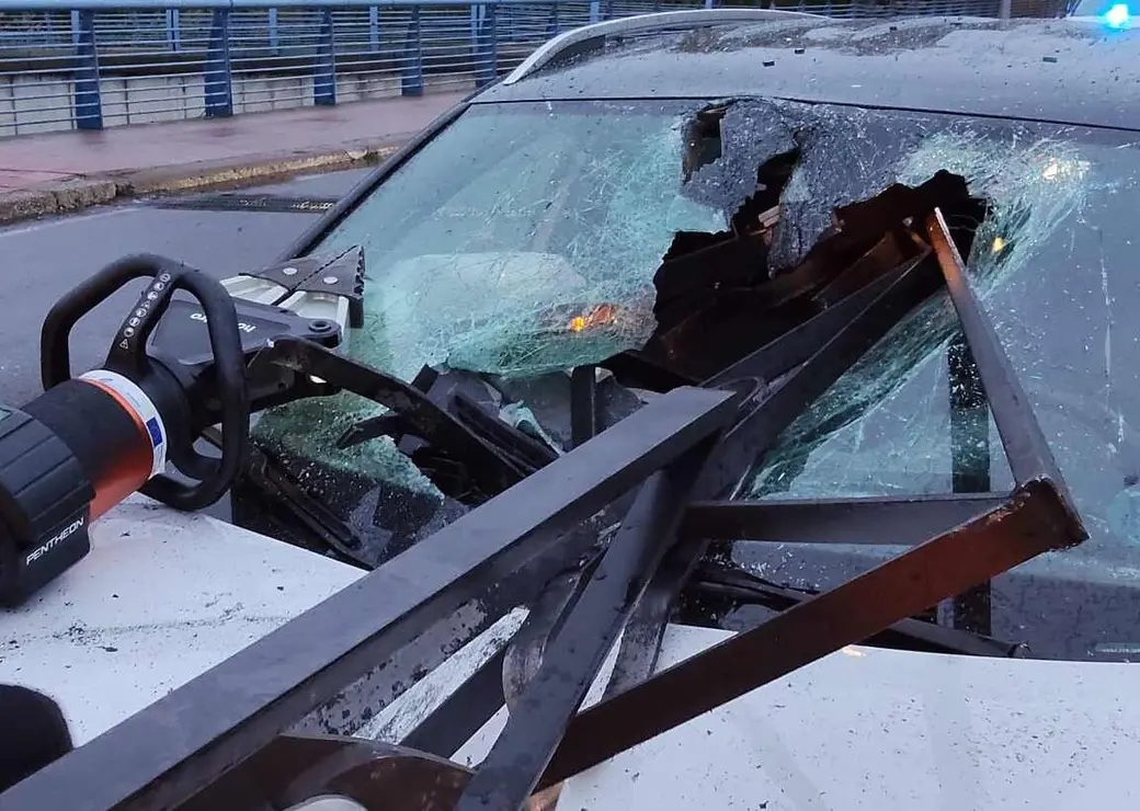 El reloj marcaba las siete de la mañana de este sábado cuando un vehículo se estrelló contra el vallado metálico que separa los carriles de la Avenida Fernández Ladreda, a la altura del estadio Reino de León. El impacto fue tan violento que la valla atravesó completamente el frontal del coche, fracturó el parabrisas y se introdujo en el interior del habitáculo.