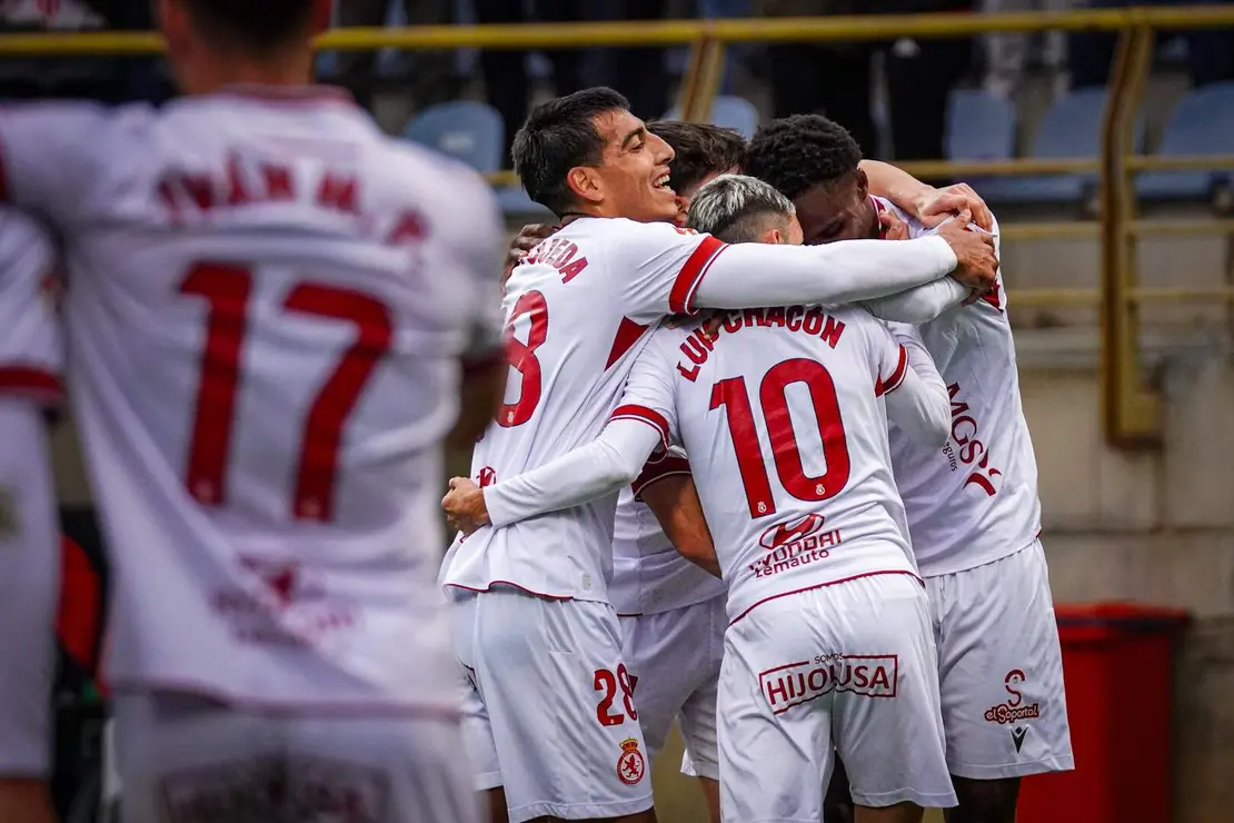 Los jugadores de la Cultural celebran el gol de Chacón.