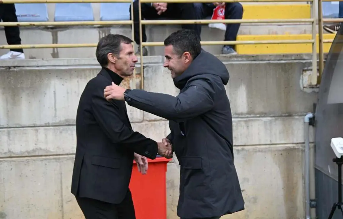 Ziganda, momentos antes de dar inicio el encuentro, saluda a Fran Justo.