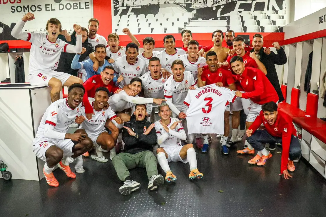 La plantilla de la Cultural celebra su victoria ante el Mirandés con dedicatoria al lesionado Satrústegui.
