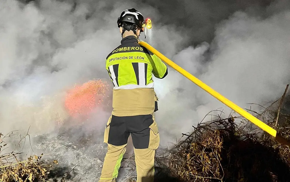 Los bomberos de la Diputación de León sofocan un incendio entre Villamol y Castellanos de Cea. Fotos: Sepeis