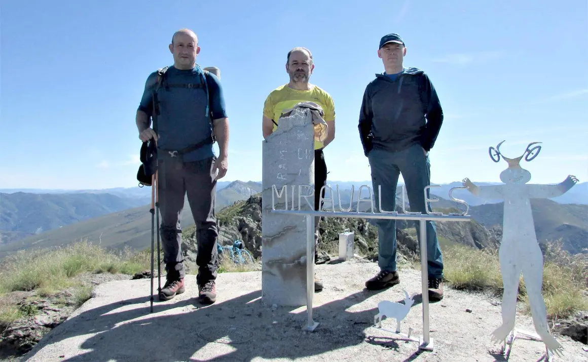 El montañero leonés Javier Fernández culmina el primer recorrido por la Cordillera Cantábrica de extremo a extremo ascendiendo las principales cumbres.