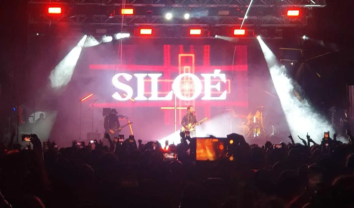 El Hallowindie llena el Palacio de Exposiciones y confirma su reinado en la noche leonesa. Con todas las entradas agotadas diez días antes, el festival unió música alternativa y estética de Halloween en una edición vibrante con León Benavente, Siloé, Veintiuno o Bombai como protagonistas.