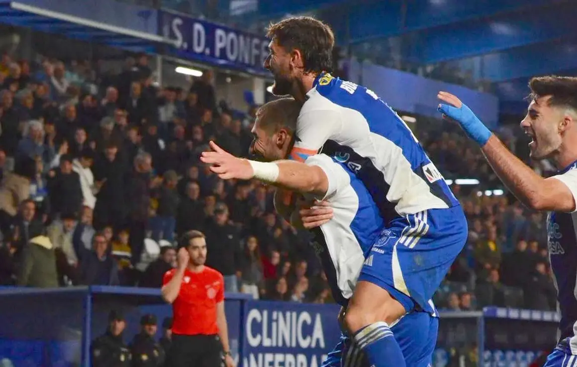 La Deportiva aprovecha un gran centro de Andoni López desde el córner para abrir el marcador. David Andújar remató con potencia y puso por delante a los blanquiazules en El Toralín ante el Cacereño.