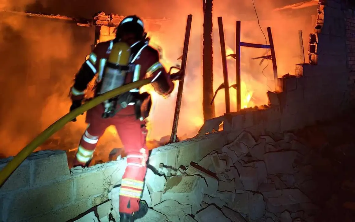 Los bomberos del Servicio de Prevención, Extinción de Incendios y Salvamento (Sepeis) de la Diputación de León acudieron a un incendio que se declaró a última hora del domingo en una vivienda de Astorga. Fotos: Sepeis