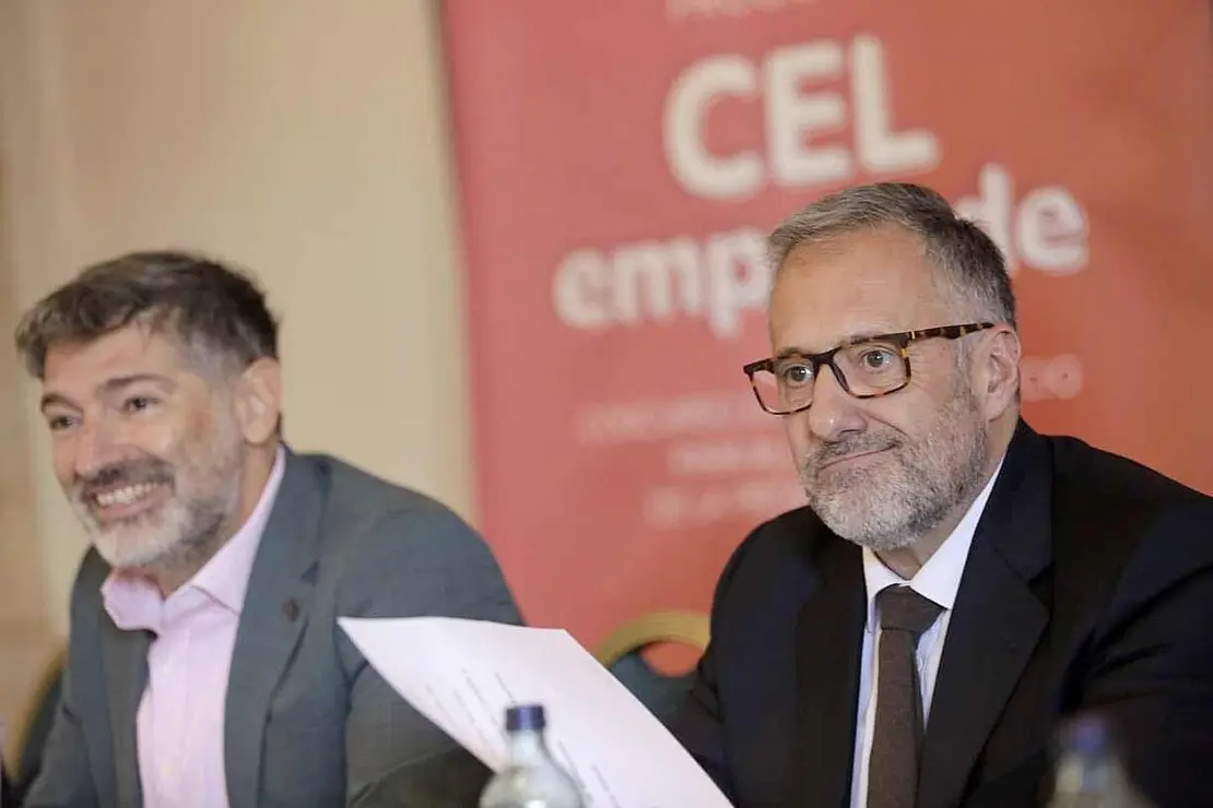 El presidente de las Cortes, junto al presidente del CEL, durante la rueda de prensa de este lunes.