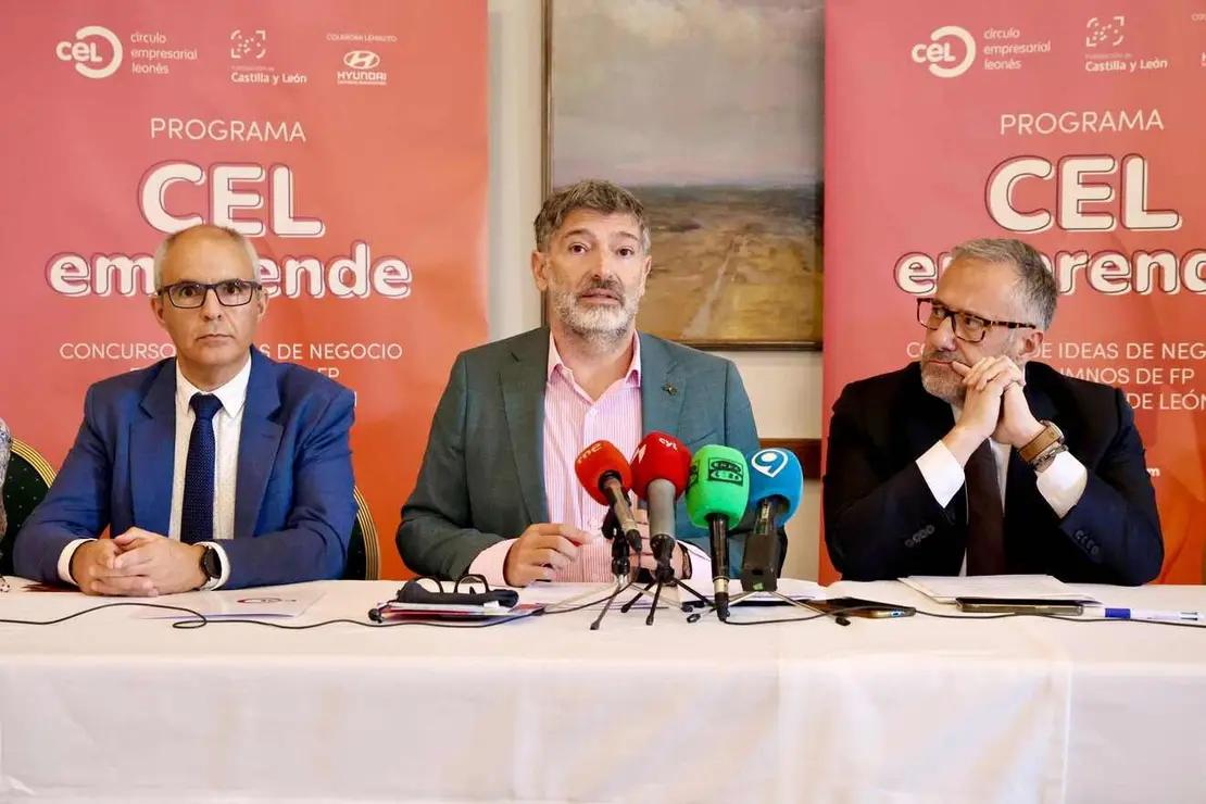 El presidente del Círculo Empresarial Leonés, Julio César Álvarez, el presidente de las Cortes y la Fundación de Castilla y León, Carlos Pollán, presentan la tercera edición del programa CEL Emprende acompañados del director de la Fundación, Juan Zapatero, y del director gerente de la empresa colaboradora Hyundai Lemauto, Roberto Rodríguez