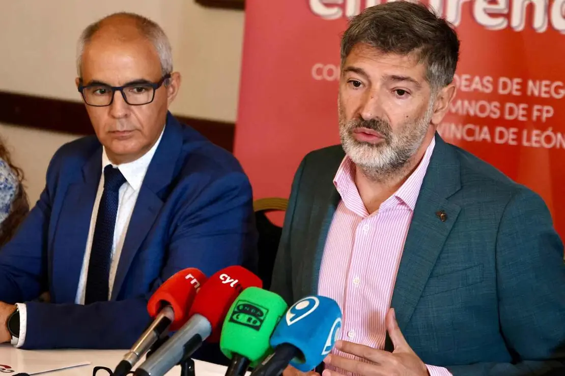 El presidente del Círculo Empresarial Leonés, Julio César Álvarez, el presidente de las Cortes y la Fundación de Castilla y León, Carlos Pollán, presentan la tercera edición del programa CEL Emprende acompañados del director de la Fundación, Juan Zapatero, y del director gerente de la empresa colaboradora Hyundai Lemauto, Roberto Rodríguez