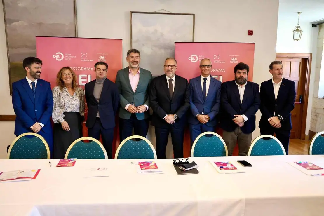 El presidente del Círculo Empresarial Leonés, Julio César Álvarez, el presidente de las Cortes y la Fundación de Castilla y León, Carlos Pollán, presentan la tercera edición del programa CEL Emprende acompañados del director de la Fundación, Juan Zapatero, y del director gerente de la empresa colaboradora Hyundai Lemauto, Roberto Rodríguez