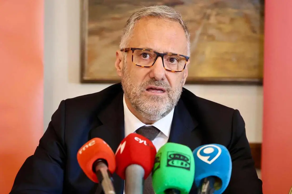 El presidente del Círculo Empresarial Leonés, Julio César Álvarez, el presidente de las Cortes y la Fundación de Castilla y León, Carlos Pollán, presentan la tercera edición del programa CEL Emprende acompañados del director de la Fundación, Juan Zapatero, y del director gerente de la empresa colaboradora Hyundai Lemauto, Roberto Rodríguez