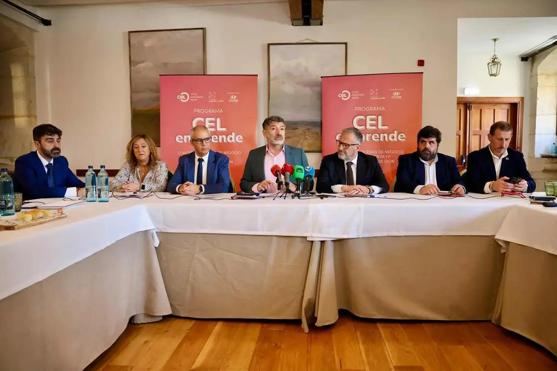El presidente del Círculo Empresarial Leonés, Julio César Álvarez, el presidente de las Cortes y la Fundación de Castilla y León, Carlos Pollán, presentan la tercera edición del programa CEL Emprende acompañados del director de la Fundación, Juan Zapatero, y del director gerente de la empresa colaboradora Hyundai Lemauto, Roberto Rodríguez