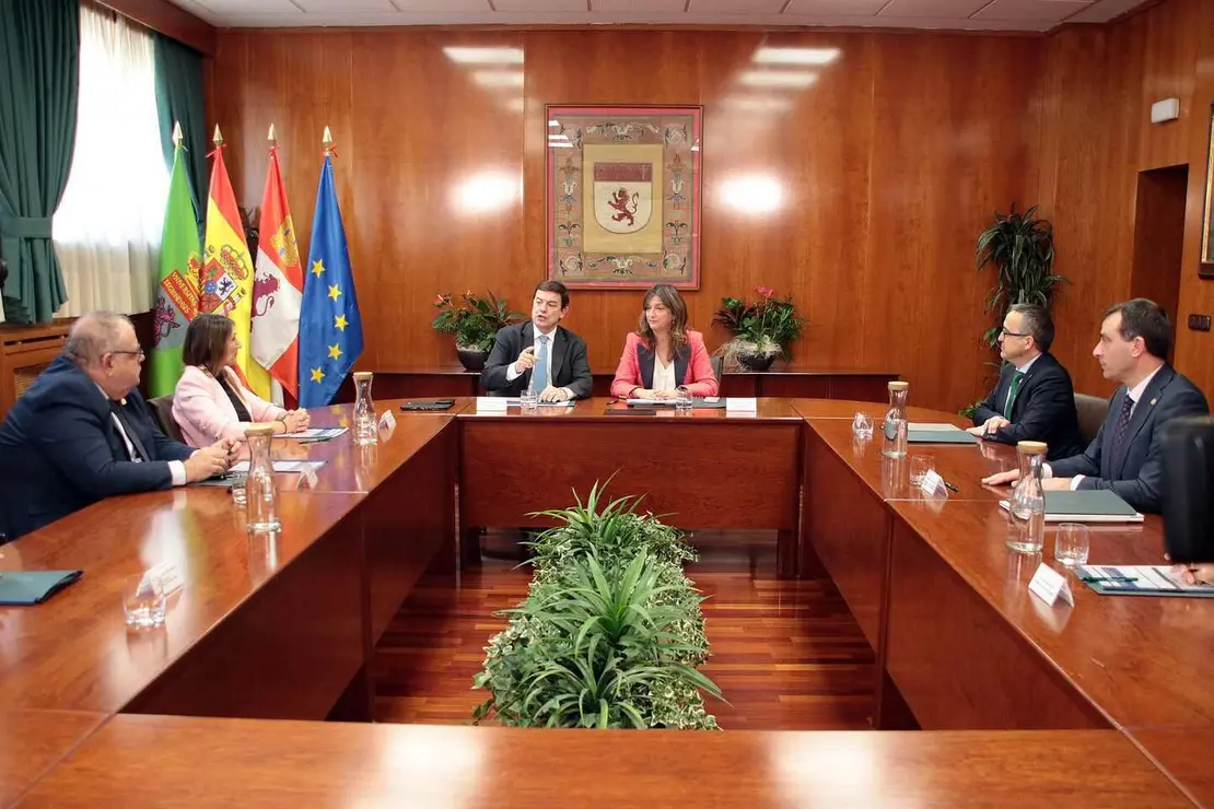 El presidente de la Junta de Castilla y León, Alfonso Fernández Mañueco, se reúne con la rectora de la Universidad de León, Nuria González Álvarez