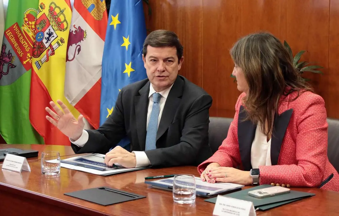 El presidente de la Junta de Castilla y León, Alfonso Fernández Mañueco, se reúne con la rectora de la Universidad de León, Nuria González Álvarez