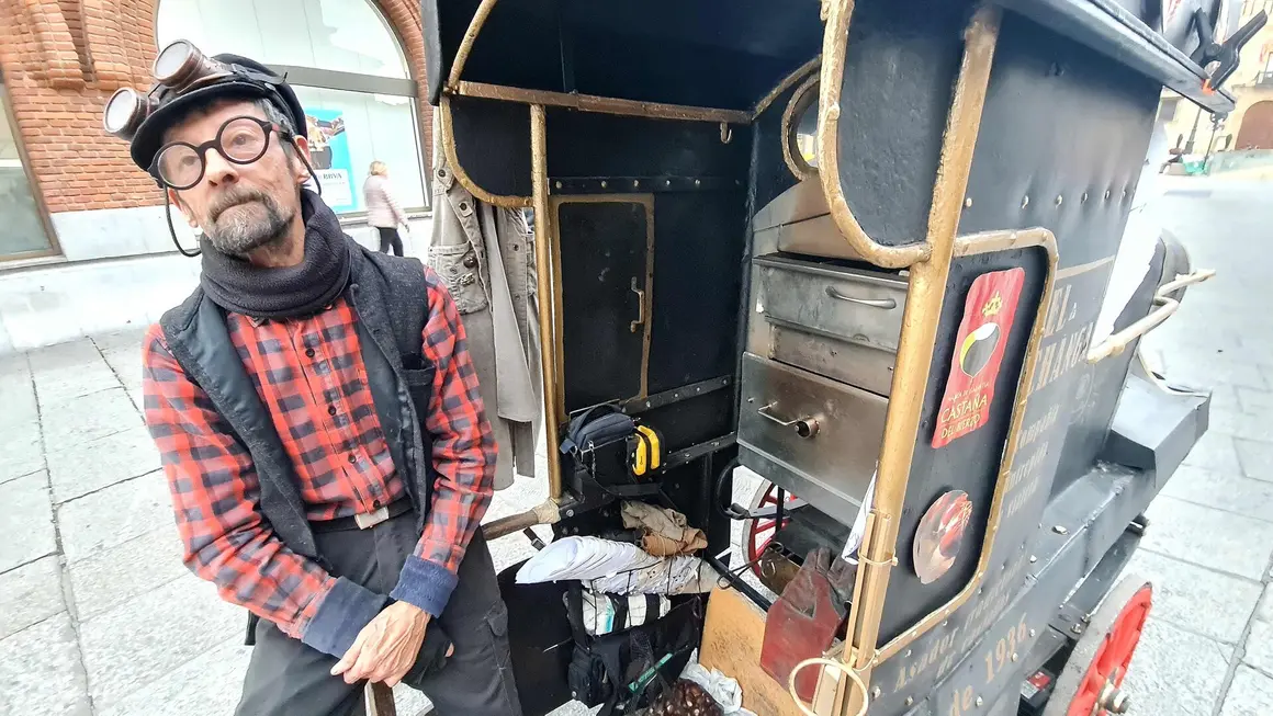 Medio siglo después de su primera temporada, el inconfundible 'Changai' vuelve a humear junto a Santo Domingo. Ángel, cronista callejero y símbolo del invierno leonés, asegura que las castañas este año “son más pequeñas por la sequía, no por los incendios”.