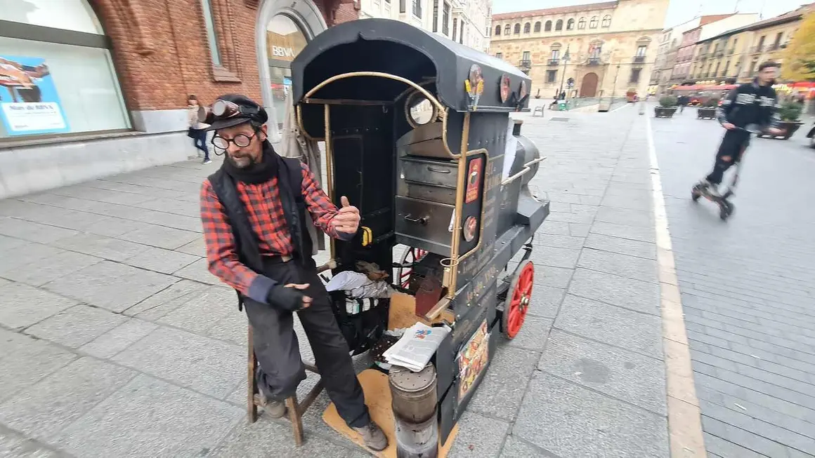 Medio siglo después de su primera temporada, el inconfundible 'Changai' vuelve a humear junto a Santo Domingo. Ángel, cronista callejero y símbolo del invierno leonés, asegura que las castañas este año “son más pequeñas por la sequía, no por los incendios”.