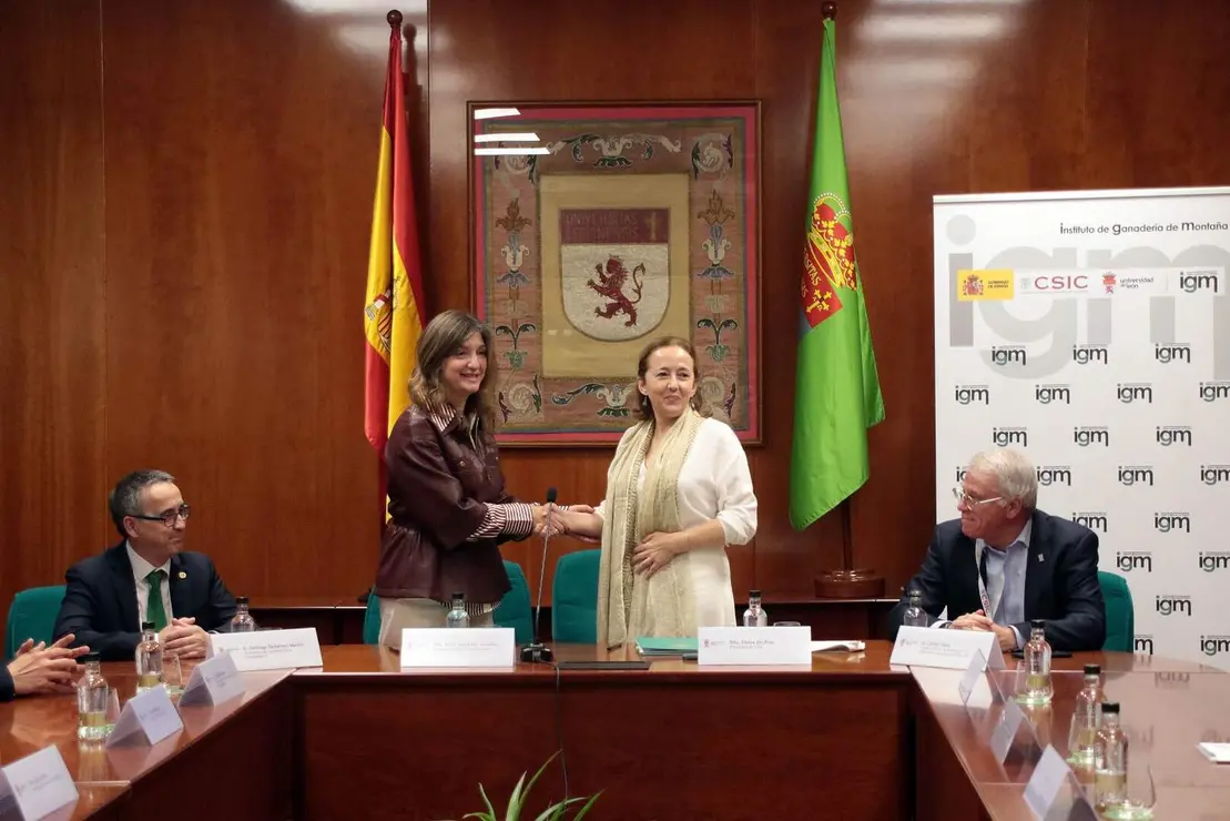 La rectora de la Universidad de León, Nuria González, y la presidenta del Consejo Superior de Investigaciones Científicas, Eloísa del Pino, firman un nuevo convenio. Foto: Peio García