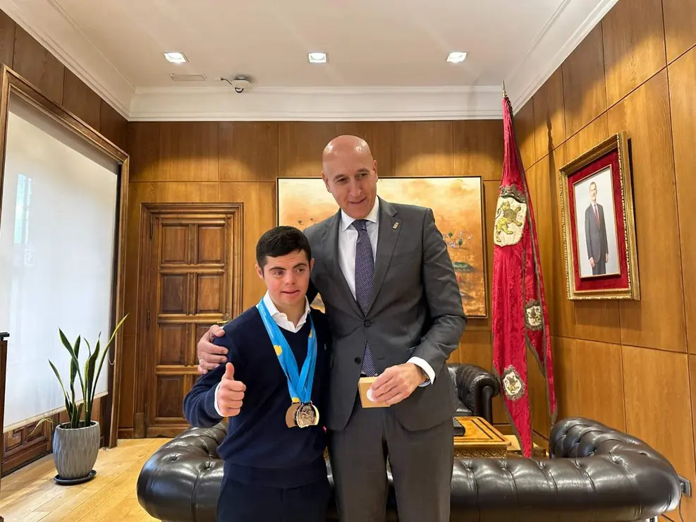 El alcalde de León da la enhorabuena a Pablo Rodríguez por sus cuatro nuevas medallas. Foto: Ayto. de León