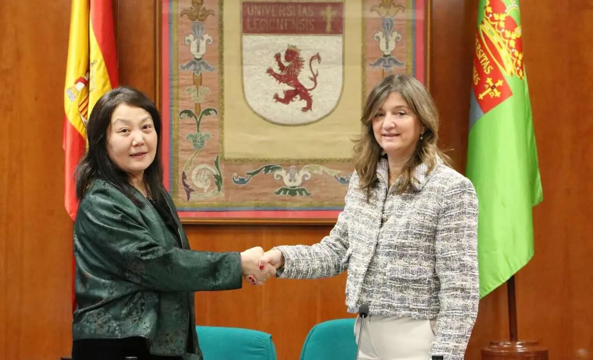La Universidad de León (ULE) ha reforzado su proyección internacional con la firma de un convenio de colaboración con la China Pharmaceutical University (CPU), una de las instituciones de educación superior más prestigiosas de su país. El acuerdo, rubricado este viernes, marca un hito al convertirse en el primero que la universidad asiática suscribe con una institución española.