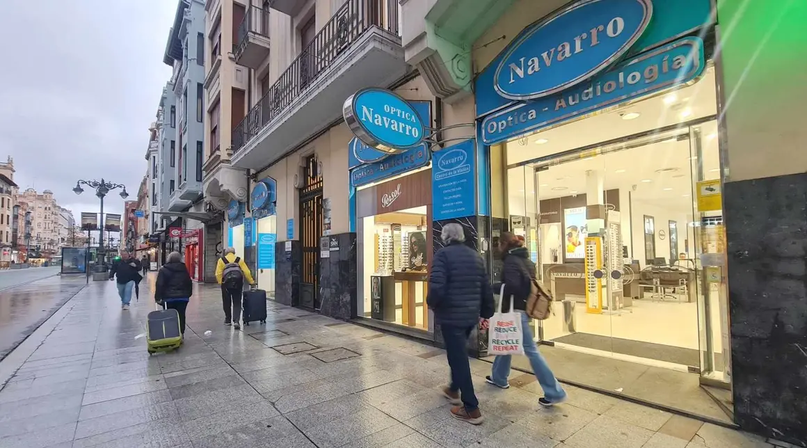 En apenas 450 metros, la principal calle comercial de la capital leonesa cuenta con nueve ópticas, una cada 50 metros; un reflejo local de un sector que creció un 3,7% en España en 2024