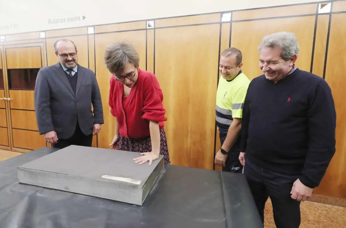 Estampación de huellas de la dramaturga, directora de teatro y productora vallisoletana Lucía Rodríguez Miranda, el el ‘Paseo de la Fama’ de Ponferrada. Junto a ella, el alcalde de Ponferrada, Marco Morala (I), y el encargado del Servicio de Artes Escénicas, Miguel Ángel Varela (D)