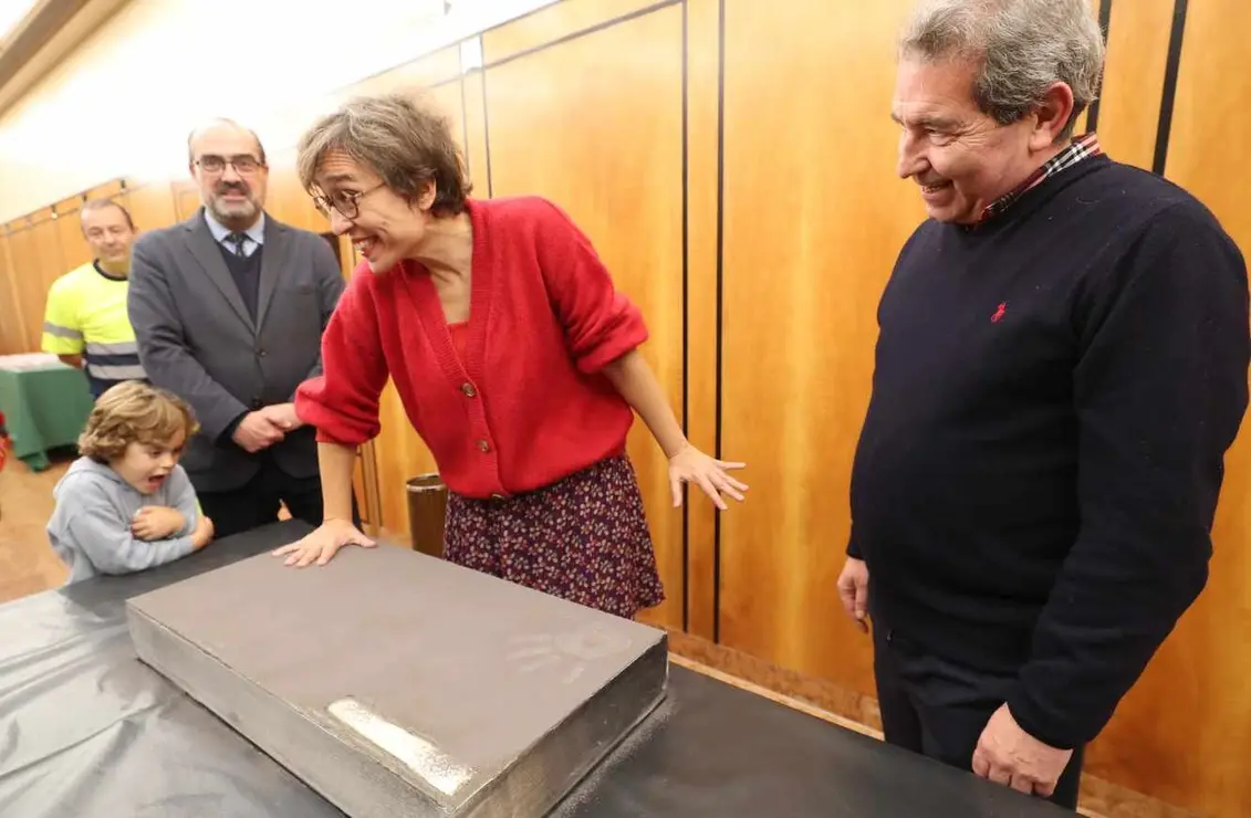 Estampación de huellas de la dramaturga, directora de teatro y productora vallisoletana Lucía Rodríguez Miranda, el el ‘Paseo de la Fama’ de Ponferrada. Junto a ella, el alcalde de Ponferrada, Marco Morala (I), y el encargado del Servicio de Artes Escénicas, Miguel Ángel Varela (D)
