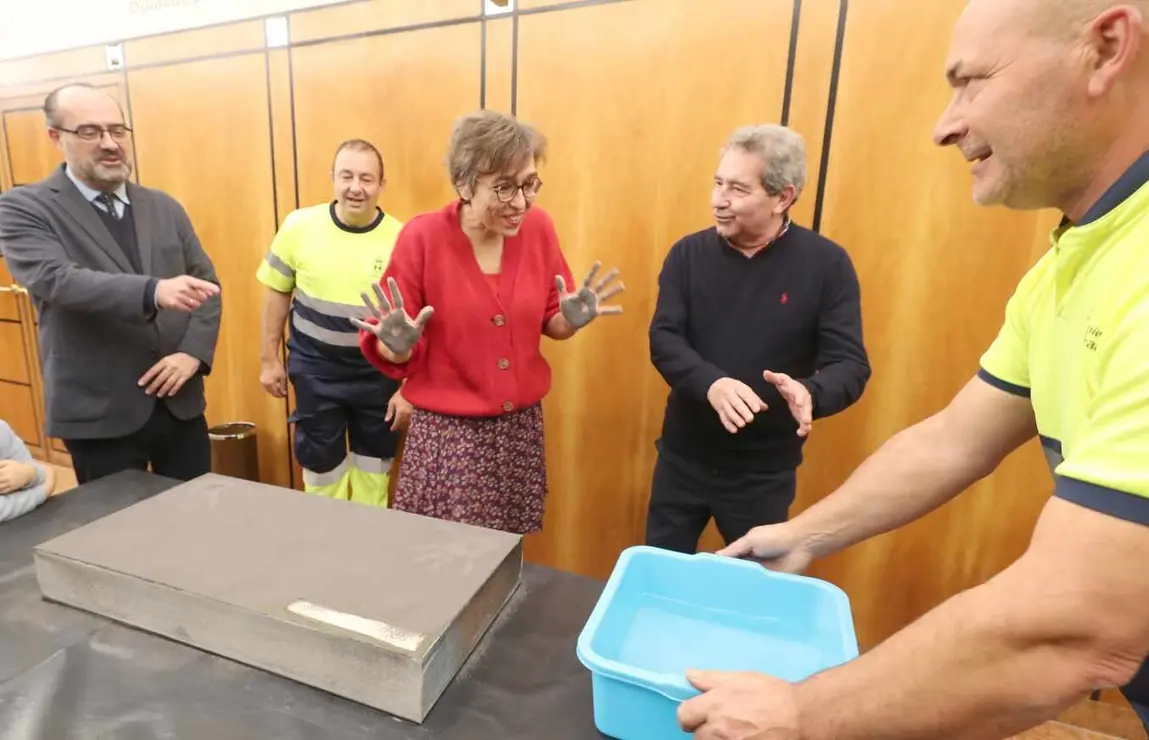 Estampación de huellas de la dramaturga, directora de teatro y productora vallisoletana Lucía Rodríguez Miranda, el el ‘Paseo de la Fama’ de Ponferrada. Junto a ella, el alcalde de Ponferrada, Marco Morala (I), y el encargado del Servicio de Artes Escénicas, Miguel Ángel Varela (D)