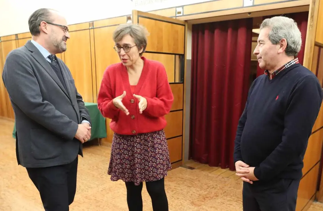 Estampación de huellas de la dramaturga, directora de teatro y productora vallisoletana Lucía Rodríguez Miranda, el el ‘Paseo de la Fama’ de Ponferrada. Junto a ella, el alcalde de Ponferrada, Marco Morala (I), y el encargado del Servicio de Artes Escénicas, Miguel Ángel Varela (D)