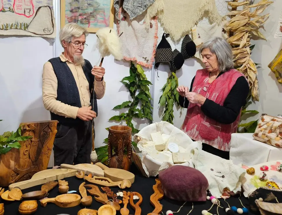 <p>El presidente de la Diputación, Gerardo Álvarez Courel, y el vicepresidente para el Bierzo, Luis Alberto Arias, entre otros, han asistido a la inauguración del XVIII Magosto y Mercado Tradicional de Páramo del Sil, reconocido como Manifestación Popular de Interés Turístico Provincial, en el que ha ejercido de mantenedor el artesano local José M. Peinada.</p>