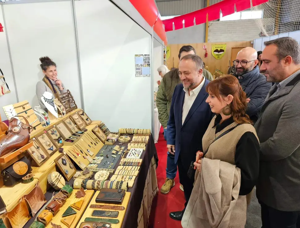 El presidente de la Diputación, Gerardo Álvarez Courel, y el vicepresidente para el Bierzo, Luis Alberto Arias, entre otros, han asistido a la inauguración del XVIII Magosto y Mercado Tradicional de Páramo del Sil. Foto: Dipu León