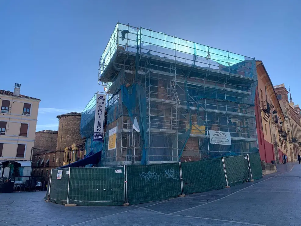 El nuevo bloque de pisos turísticos del antiguo Luisón junto a la Catedral oculta de nuevo el lienzo de la muralla que por un momento León soñó con recuperar.