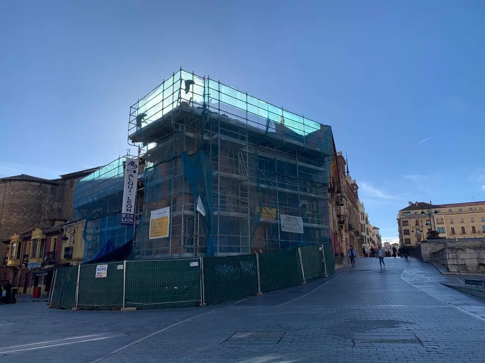 El nuevo bloque de pisos turísticos del antiguo Luisón junto a la Catedral oculta de nuevo el lienzo de la muralla que por un momento León soñó con recuperar.