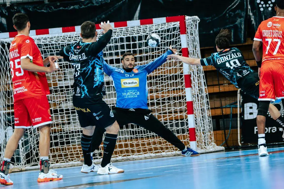 El equipo leonés de Dani Gordo cae 35-30 frente al Bada Huesca, que firmó su mejor partido del curso. Foto: Jesús Barrabés - Tropycal Films.