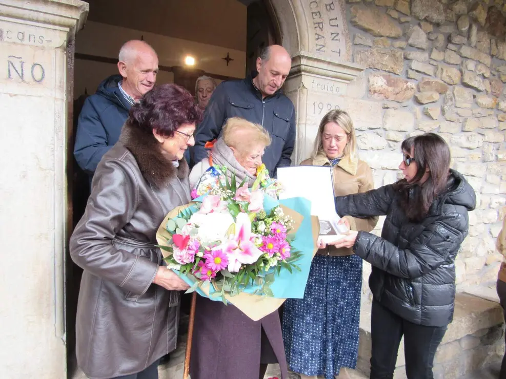 La localidad leonesa de Valverde de Curueño se vistió este sábado de gala para festejar los 100 de su "ejemplar" vecina Evarista. Foto: Miguel A. González