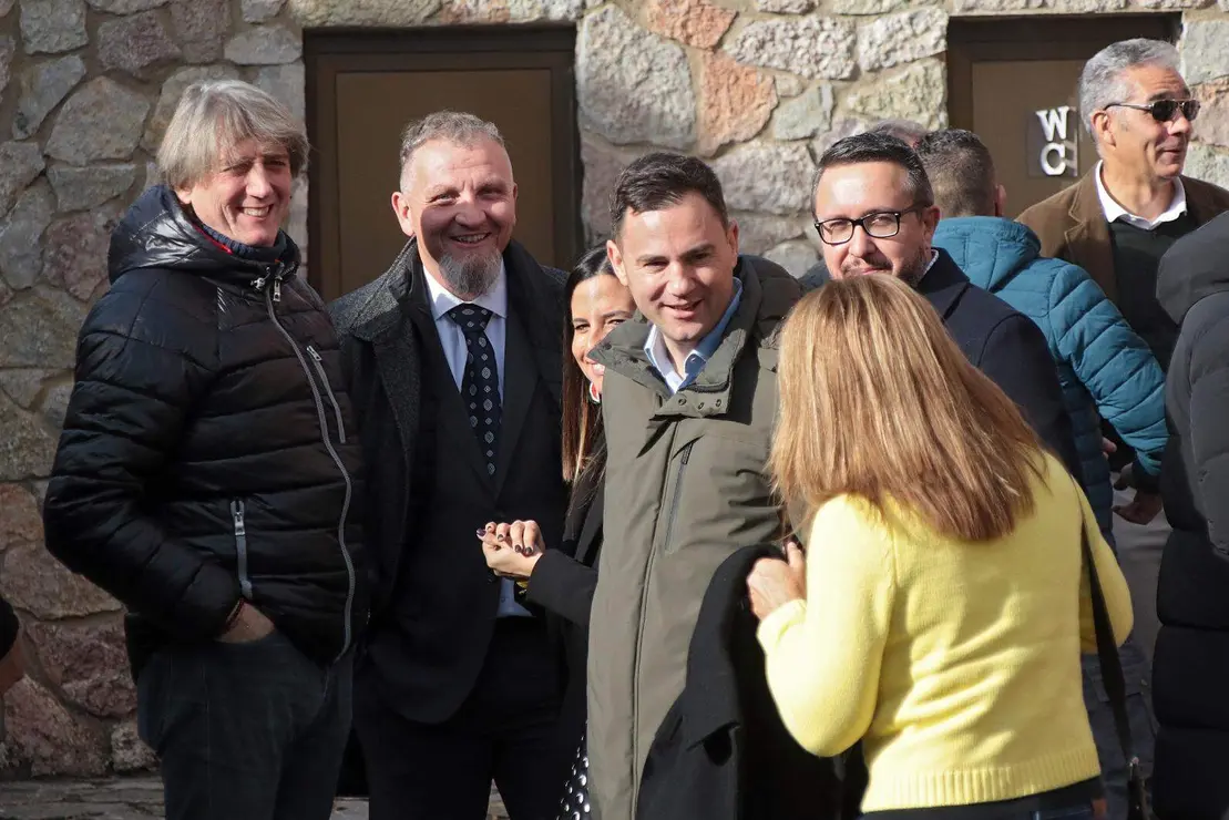 Vegacervera (León) celebra su XXXIV Feria de la Cecina de Chivo de Vegacervera a la que asisten el delegado del Gobierno, Nicanor Sen, y el secretario general del PSOE de Castilla y León y candidato a la Presidencia de la Junta, Carlos Martínez. Foto: Peio García
