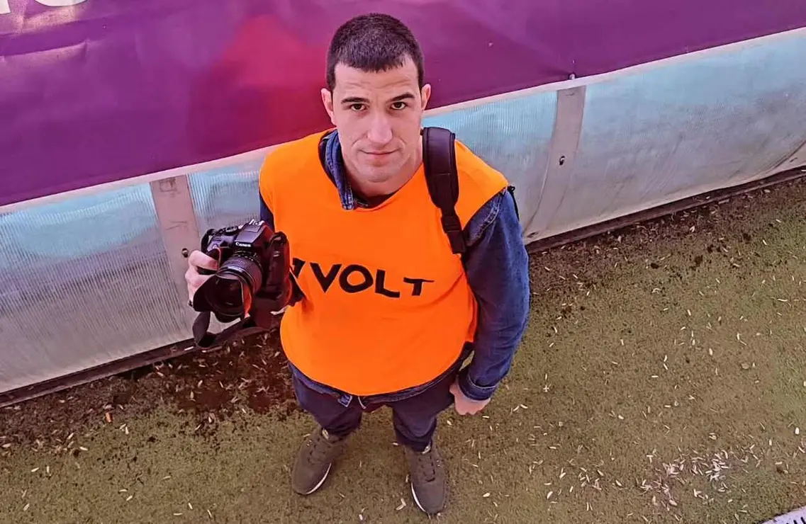 El fotógrafo leonés Isaac Llamazares ha inaugurado en la sede de la Asociación de Pensionistas y Jubilados (A.PE.JU.) de Trobajo del Camino la exposición El Deporte Leonés, un recorrido visual por ocho años de trabajo dedicado a capturar la esencia del deporte en la provincia.